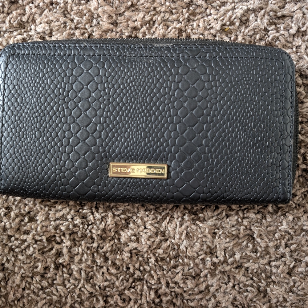 Stylish Black and Gold Wallet